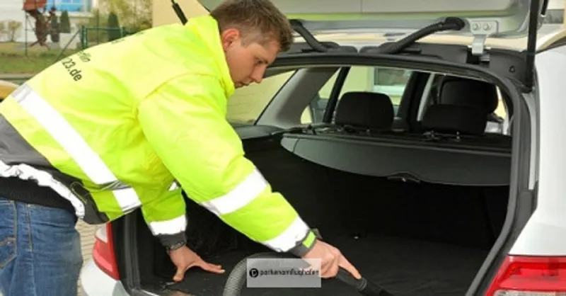 123 Park & Fly Valet Brandenburg Mitarbieter macht das Auto sauber